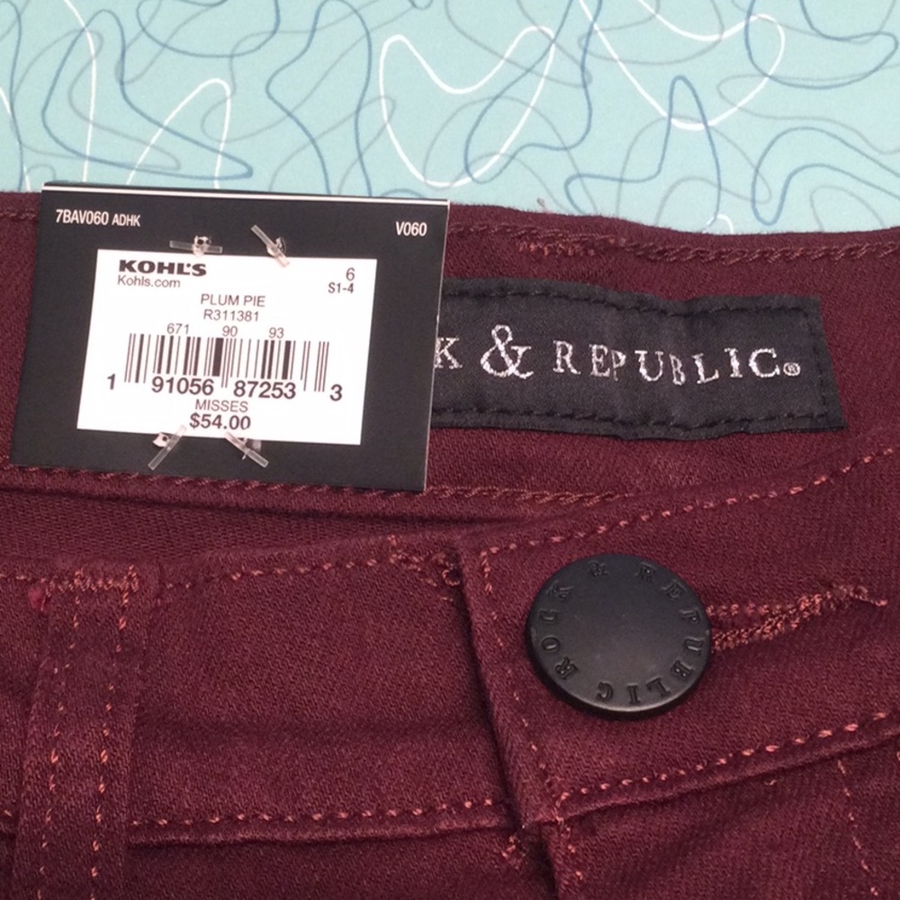 Rock & Republic Kimber Mid -Rise Short Plum Pie - Picture 3 of 9